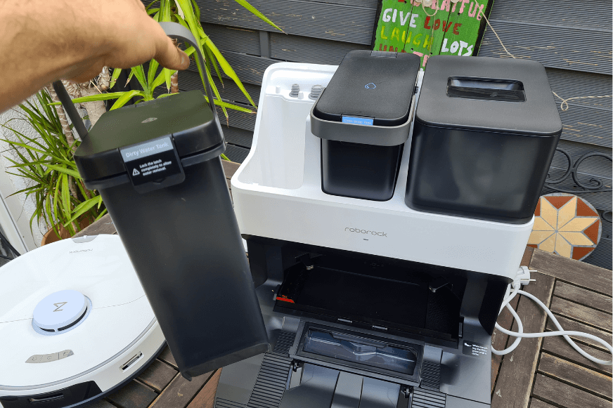 Бак с грязной водой станции Roborock S7 Pro Ultra держат в руках